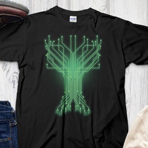 Könnte beinhalten: Schwarzes T-Shirt mit einem grünen Leiterplatten-Design in Form eines Baumes. Das Design ist mittig auf dem Shirt platziert und hat einen leuchtenden Effekt.