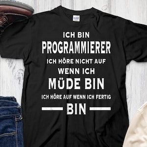 Könnte beinhalten: Schwarzes T-Shirt mit weißem Text, der "Ich bin Programmierer. Ich höre nicht auf wenn ich müde bin. Ich höre auf wenn ich fertig bin." lautet.