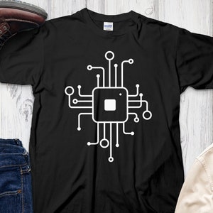 Könnte beinhalten: Schwarzes T-Shirt mit einem weißen Grafikdruck eines Computerchips mit Leiterplattenverbindungen.