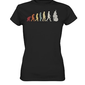 Może przedstawiać: Czarny t-shirt z kolorową grafiką ewolucji. Grafika przedstawia ewolucję człowieka, kulminującą w osobie grającej na kontrabasie. Projekt wykorzystuje odcienie czerwieni, pomarańczy, żółci, niebieskiego i bieli.