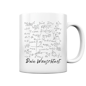 Könnte beinhalten: Weißer Keramikbecher mit schwarzen mathematischen Gleichungen und Formeln. Der Becher trägt den Text "Dein Wunschtext" in einer stilisierten Schriftart und hat einen gebogenen Griff.
