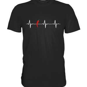 Könnte beinhalten: Schwarzes T-Shirt mit einer weißen Grafik einer roten Chilischote in einem Herzschlag.