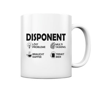 Op de afbeelding: Witte keramische koffiemok met zwarte tekst die "DISPONENT" luidt en pictogrammen die een gloeilamp, tandwielen, een kopje koffie en een bierglas voorstellen. De tekst onder de pictogrammen luidt "LÖST PROBLEME", "MULTI TASKING", "BRAUCHT KAFFEE" en "TRINKT BIER".