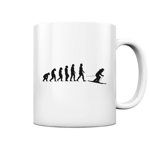 Könnte beinhalten: Weiße Keramik-Kaffeetasse mit einer schwarzen Silhouette der Evolution des Menschen, die mit einem Skifahrer endet. Der Skifahrer befindet sich in einer Abfahrtsposition mit Skiern und Stöcken.