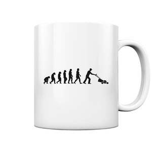 Könnte beinhalten: Weiße Keramiktasse mit einer schwarzen Silhouette der Evolution des Menschen, die mit einem Mann endet, der einen Rasenmäher schiebt.
