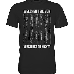 Könnte beinhalten: Schwarzes T-Shirt mit weißem Text, der "WELCHEN TEIL VON ... VERSTEHST DU NICHT?" lautet, mit einem Muster aus binärem Code dazwischen.