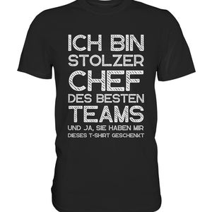 May include: Black t-shirt with white text that reads "Ich bin stolzer Chef des besten Teams und ja, sie haben mir dieses T-shirt geschenkt".