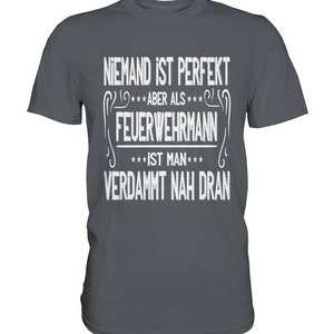 T Shirt Feuerwehr Niemand Ist Perfekt Aber Als Feuerwehrmann Geschenkideen Papa Premium Shirt Dark Grey