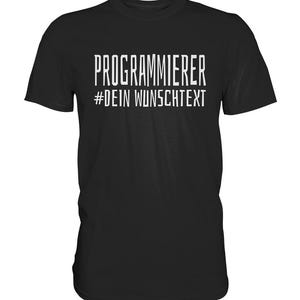 Op de afbeelding: Zwart T-shirt met witte tekst die "PROGRAMMIERER" boven "#DEIN WUNSCHTEXT" weergeeft. Het shirt is een korte mouwen crew neck stijl.