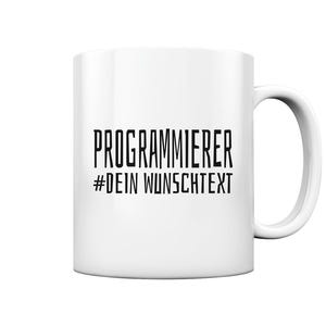 Peut inclure: Mug en céramique blanche avec le texte noir "PROGRAMMIERER #DEIN WUNSCHTEXT". La tasse a une anse standard et une forme cylindrique. Le texte est en gras, police sans-serif.