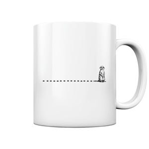 Op de afbeelding: Witte keramische koffiemok met een zwart-wit illustratie van een rechtopstaande stokstaartje. Een stippellijn loopt van de stokstaartje over de mok. De mok heeft een gebogen handvat.