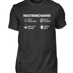 Könnte beinhalten: Schwarzes T-Shirt mit weißem Text und Grafiken. Der Text lautet "Industriemechaniker" über vier Symbolen: einer Glühbirne, einem Zahnrad, einer Kaffeetasse und einem Bierkrug. Darunter stehen die Worte "Löst Probleme", "Multi Tasking", "Braucht Kaffee" und "Trinkt Bier".