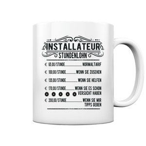 Könnte beinhalten: Weiße Keramik-Kaffeetasse mit schwarzem Text, der "INSTALLATEUR STUNDENLOHN" lautet, und einer Liste von Stundensätzen in Euro für verschiedene Hilfeleistungen. Die Sätze steigen mit zunehmendem Hilfegrad.