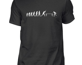 Op de afbeelding: Een zwart T-shirt met een wit silhouet van de evolutie van de mens, eindigend met een persoon die tafeltennis speelt.