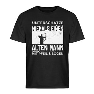 Könnte beinhalten: Schwarzes T-Shirt mit weißem Text, der "Unterschätze niemals einen alten Mann mit Pfeil & Bogen" lautet. Der Text ist von Pfeilen umgeben. In der Mitte des Shirts befindet sich eine Illustration einer Person mit Pfeil und Bogen.