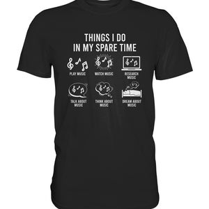 Könnte beinhalten: Ein schwarzes T-Shirt mit weißem Text, der "Things I do in my spare time" lautet und Aktivitäten auflistet, die mit Musik zu tun haben, darunter Musik spielen, Musik schauen, Musik recherchieren, über Musik sprechen, über Musik nachdenken und von Musik träumen.