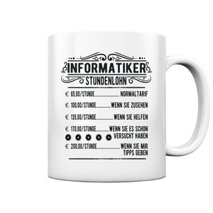 Op de afbeelding: Witte keramische mok met een zwarte afbeelding waarop "INFORMATIKER STUNDENLOHN" staat en uurprijzen in euro's worden vermeld voor verschillende niveaus van hulp. De prijzen stijgen naarmate het niveau van hulp toeneemt.