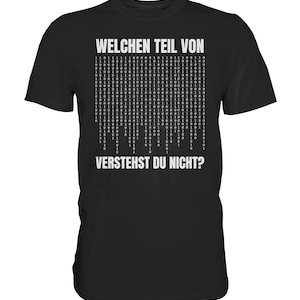 Puede incluir: Camiseta negra con texto blanco que dice "WELCHEN TEIL VON" seguido de un bloque de código binario y luego "VERSTEHST DU NICHT?"