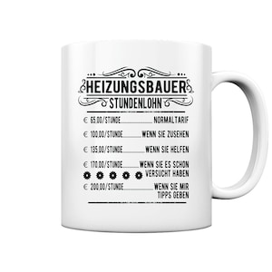 Op de afbeelding: Witte keramische mok met een zwarte afbeelding waarop "HEIZUNGSBAUER & STUNDENLOHN" staat en die uurprijzen in euro's vermeldt voor verschillende niveaus van hulp. De prijzen stijgen naarmate het niveau van hulp toeneemt.