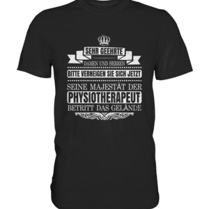 Puede incluir: Camiseta negra con un diseño gráfico blanco que dice "Sehr geehrte Damen und Herren Bitte verneigen Sie sich jetzt Seine Majestät der Physiotherapeut Betritt das Gelände".
