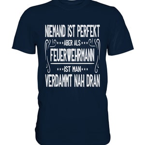 T Shirt Feuerwehr Niemand Ist Perfekt Aber Als Feuerwehrmann Geschenkideen Papa Premium Shirt Navy