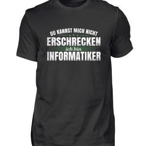 Könnte beinhalten: Schwarzes T-Shirt mit weißem Text, der "Du kannst mich nicht erschrecken ich bin Informatiker" lautet, was übersetzt "Du kannst mich nicht erschrecken, ich bin Informatiker" bedeutet.