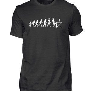 Könnte beinhalten: Ein schwarzes T-Shirt mit einer weißen Grafik der Evolution des Menschen, die mit einer Person endet, die an einem Computer sitzt.