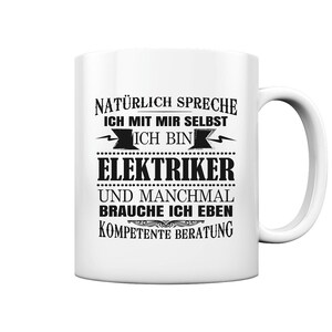 Op de afbeelding: Witte keramische mok met een gebogen handvat. De mok heeft zwarte tekst die luidt: "NATÜRLICH SPRECHE ICH MIT MIR SELBST ICH BIN ELEKTRIKER UND MANCHMAL BRAUCHE ICH EBEN KOMPETENTE BERATUNG."