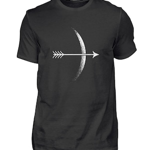 Op de afbeelding: Een zwart T-shirt met een witte afbeelding van een pijl die door een halve maan schiet.
