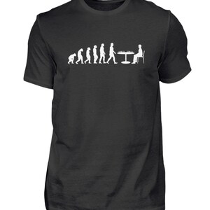Könnte beinhalten: Ein schwarzes T-Shirt mit einer weißen Grafik der Evolution des Menschen, die mit einer Person endet, die Schach spielt.