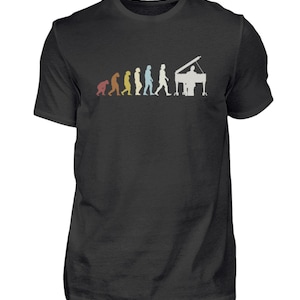 Könnte beinhalten: Ein schwarzes T-Shirt mit einer Vintage-Illustration der Evolution des Menschen, die mit einer Person gipfelt, die Klavier spielt.
