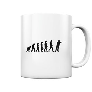 Könnte beinhalten: Weiße Keramiktasse mit einer schwarzen Silhouette der Menschheitsentwicklung, die mit einer Person endet, die einen Pfeil wirft.