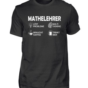 Peut inclure: T-shirt noir avec du texte blanc qui dit "Mathelehrer" et comprend des icônes d'une ampoule, d'engrenages, d'une tasse de café et d'une chope de bière. Le texte sous les icônes dit "löst probleme", "multi tasking", "braucht kaffee", et "trinkt bier".