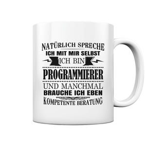 Könnte beinhalten: Weißer Keramikbecher mit schwarzem Text. Der Text lautet: "NATÜRLICH SPRECHE ICH MIT MIR SELBST ICH BIN PROGRAMMIERER UND MANCHMAL BRAUCHE ICH EBEN KOMPETENTE BERATUNG."
