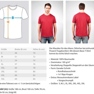 Pu&ograve; includere: Tabella delle taglie per una t-shirt basic con collo rotondo e maniche corte. La tabella mostra la taglia, la larghezza e l'altezza in centimetri. Il testo dice "Il classico per l'uomo: Elegante con un comfort al cento per cento. Con questa t-shirt basic non puoi sbagliare."