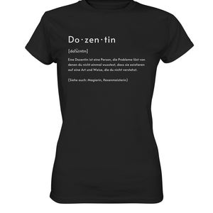 Könnte beinhalten: Schwarzes T-Shirt mit weißem Text, der "Dozen tin [dotsentin] Eine Dozentin ist eine Person, die Probleme löst von denen du nicht einmal wusstest, dass sie existieren auf eine Art und Weise, die du nicht verstehst. (Siehe auch: Magierin, Hexenmeisterin)" lautet.