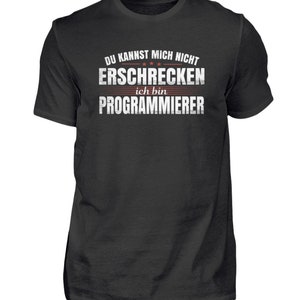 Könnte beinhalten: Schwarzes T-Shirt mit weißem Text, der "Du kannst mich nicht erschrecken ich bin Programmierer" lautet, was übersetzt "Du kannst mich nicht erschrecken, ich bin Programmierer" bedeutet.