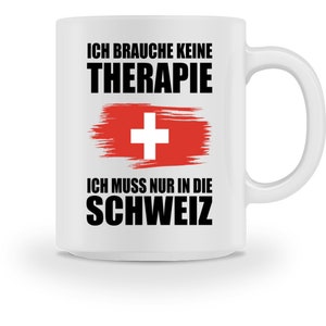 Könnte beinhalten: Weiße Keramiktasse mit einem schwarzen und roten Design. Die Tasse zeigt die Schweizer Flagge und den Text "Ich brauche keine Therapie Ich muss nur in die Schweiz".