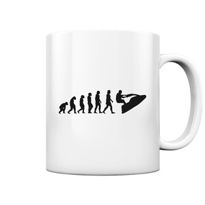 Könnte beinhalten: Weiße Keramik-Kaffeetasse mit einer schwarzen Silhouette der Evolution des Menschen, die mit einer Person auf einem Jetski endet.