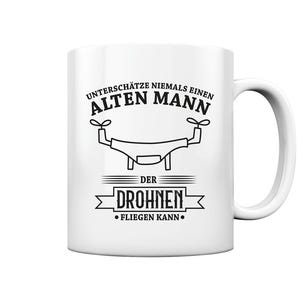 Könnte beinhalten: Weiße Keramik-Tasse mit schwarzer Drohnen-Grafik und dem deutschen Text "Unterschätze niemals einen alten Mann der Drohnen fliegen kann." Die Tasse hat einen gebogenen Henkel und ist für heiße oder kalte Getränke geeignet.