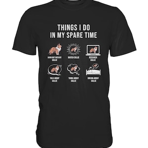 Könnte beinhalten: Ein schwarzes T-Shirt mit weißem Text, der "Things I do in my spare time" lautet. Das Shirt zeigt sechs Illustrationen eines Collie-Hundes, jede mit einer Bildunterschrift, die Aktivitäten beschreibt, die mit der Rasse zusammenhängen. Die Bildunterschriften lauten "Hang out with my Collie", "Watch Collie", "Research Collie", "Talk about Collie", "Think about Collie" und "Dream about Collie".