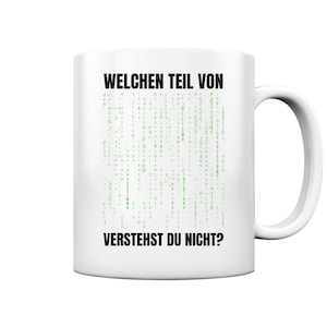 Puede incluir: Taza de cerámica blanca con un diseño en negro y verde. La taza presenta una línea de código binario verde y el texto "WELCHEN TEIL VON" y "VERSTEHST DU NICHT?"