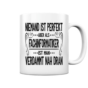 Könnte beinhalten: Weiße Keramiktasse mit schwarzem Text, der "NIEMAND IST PERFEKT ***ABER ALS*** FACHINFORMATIKER ***IST MAN*** VERDAMMT NAH DRAN" lautet.