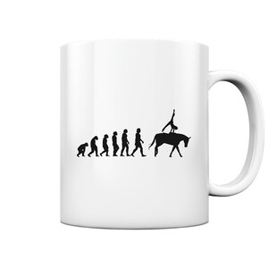 Op de afbeelding: Een witte keramische mok met een zwart silhouet van de evolutie van de mens, eindigend met een persoon die een sprong maakt op een paard. De afbeelding is een humoristische kijk op de evolutie van de mens.