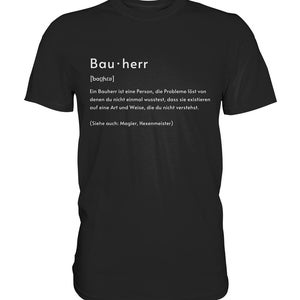 Könnte beinhalten: Schwarzes T-Shirt mit weißem Text, der "Bauherr [bagher] Ein Bauherr ist eine Person, die Probleme löst von denen du nicht einmal wusstest, dass sie existieren auf eine Art und Weise, die du nicht verstehst. (Siehe auch: Magier, Hexenmeister)" lautet.