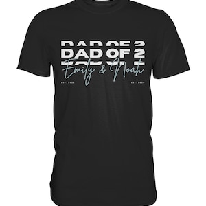 Può includere: Maglietta nera con testo bianco che recita "DAD OF 2" e "Emily & Noah" in un font corsivo. Il testo "EST. 2022" e "EST. 2020" si trova sotto i nomi.