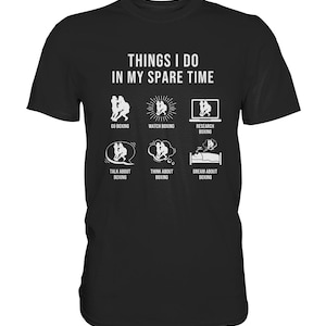 Könnte beinhalten: Ein schwarzes T-Shirt mit weißem Text, der "Things I do in my spare time" lautet. Der Text ist in einem Raster angeordnet, mit sechs Symbolen, die verschiedene Boxaktivitäten darstellen.