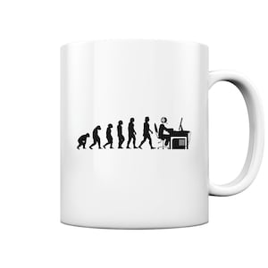 Op de afbeelding: Een witte keramische mok met een zwart silhouet van de evolutie van de mens, eindigend met een persoon die aan een computerbureau zit. De tekst "The Evolution of a Gamer" is niet zichtbaar op de afbeelding.