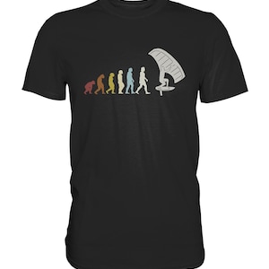 Może przedstawiać: Czarny T-shirt z ilustracją w stylu vintage ewolucji człowieka, która kończy się na osobie uprawiającej windsurfing. Ilustracja jest w odcieniach niebieskiego, zielonego, żółtego, pomarańczowego i czerwonego.