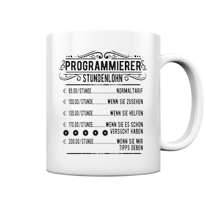 Könnte beinhalten: Weiße Keramiktasse mit einer schwarzen Grafik, die "PROGRAMMIERERS STUNDENLOHN" lautet und stündliche Preise für Programmierer in Euro auflistet. Die Preise steigen je nach dem Grad der geleisteten Hilfe von "NORMALTARIF" bis "WENN SIE MIR TIPPS GEBEN".